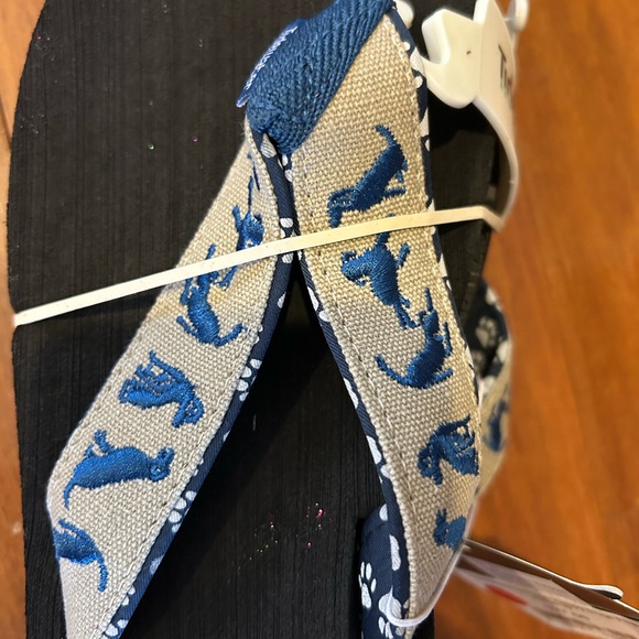 Tidewater "By The Shore" flip-flops with a contoured footbed and arch - Picture 2 of 3